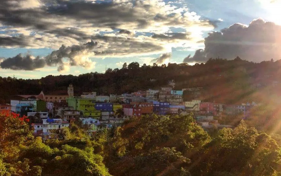 Vista de Barranquitas al atardecer, con casas sobre la montaña