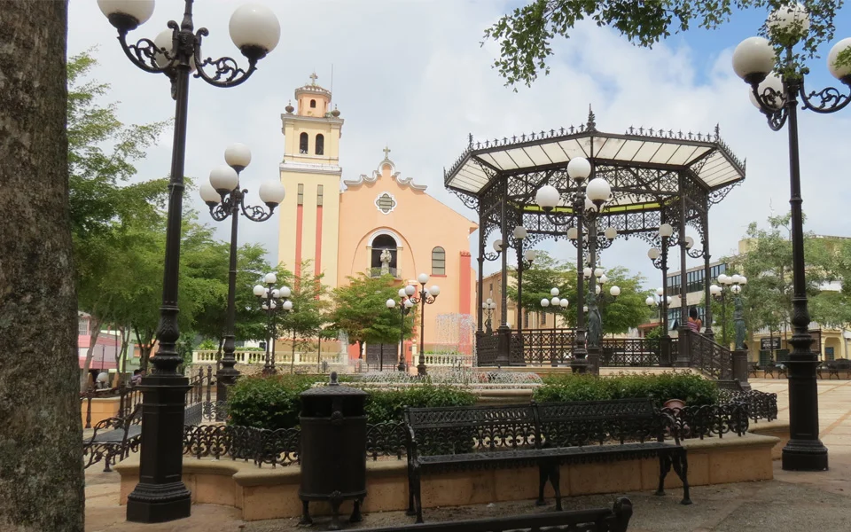 Plaza de Barranquitas con su glorieta y la Parroquia San Antonio de Padua al fondo